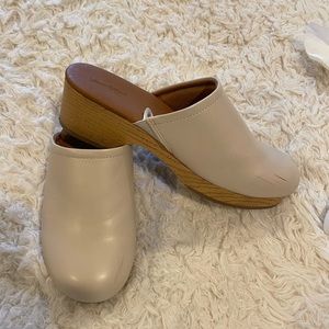 Cream clogs